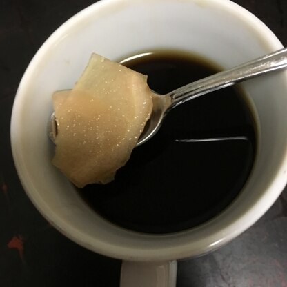 生姜のはちみつ漬けをさっそくコーヒーにインしてみました。スパイシーだけどはちみつの甘さがプラスされ、飲みやすくて美味しかったです。あたたまりますね！